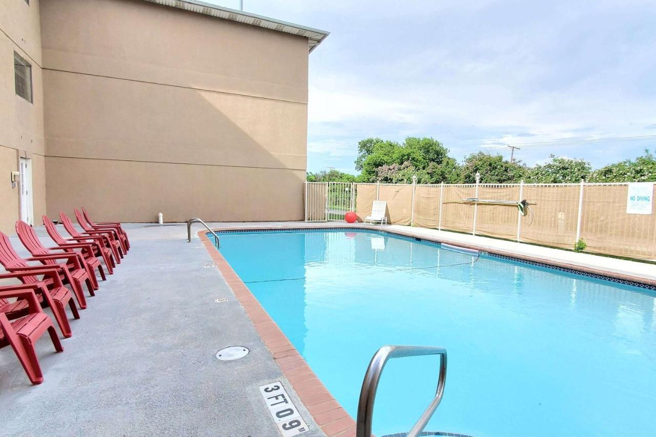 Super 8 By Wyndham Temple I-35 Hotel Екстериор снимка